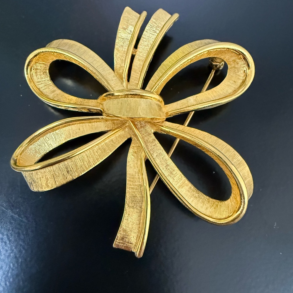 Vintage‎ Jewelry Signed MONET Bow Pin Brooch Gold Tone Estate Textured